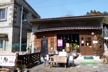 <p>ร้านอาหารตั้งอยู่ในอาคารที่น่ารัก ที่ทำจากหินโอะยะ-อิชิ หินที่มีชื่อเสียงจากเหมืองหินที่อยู่ในเมืองนี้</p>