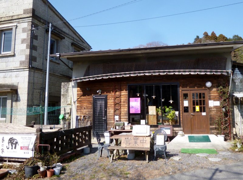The restaurant&nbsp;is housed in a lovely building made of Ohya-ishi, the famous stone mined in this town