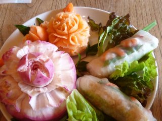 ทุกครั้งที่ฉันมาทานอาหารที่ร้านโซ-โนะ-อิเอะ อาหารของฉันจะมากับผักแกะสลักที่สวยงาม