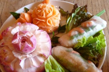 <p>ทุกครั้งที่ฉันมาทานอาหารที่ร้านโซ-โนะ-อิเอะ อาหารของฉันจะมากับผักแกะสลักที่สวยงาม</p>
