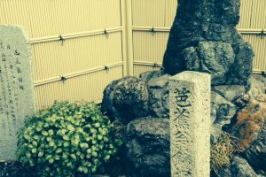 ふもとには松尾芭蕉が南北朝時代の金ヶ崎の話を聞いて詠んだとされる句の碑が置かれている。『月いづこ　鐘は沈る　うみのそこ』