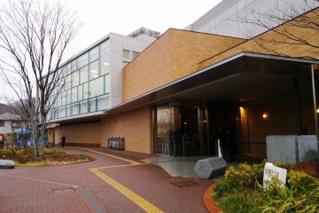 <p>บ้านปรมจารย์ &gt; ด้านหน้าของพิพิธภัณฑ์ Fujiko F. Fujio ที่น่าาหลงใหลตั้งแต่สถาปัตยกรรมตัวตึกที่ดึงดูดสายตา ซึ่งพิพิธภัณฑ์แห่งนี้ตั้งอยู่ที่เมืองคาวาซากิ (Kawasaki -City) จังหวัดคานากาว่า (Kanagawa) ที่สามารถนั่งรถไฟจากโตเกียวมาเที่ยวได้เพียงแค่ไม่กี่อึดใจ</p>