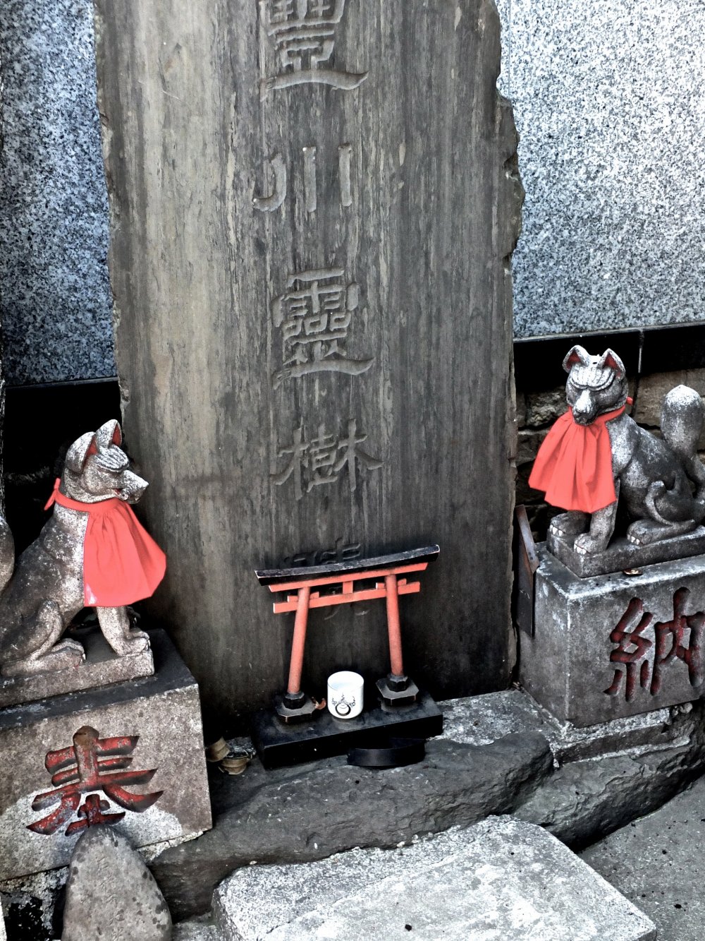 Bức tượng cáo bằng đá và cánh cổng torii màu đỏ là vết tích còn lại từ thời ngôi chùa này vẫn còn là một đền thờ              