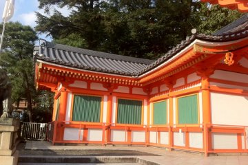 Yasaka Jinga Shrine has free entry.