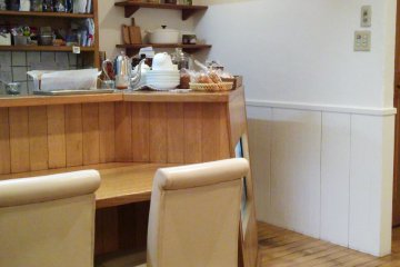 <p>It&#39;s a very simple cafe, but with a nice atmosphere.</p>