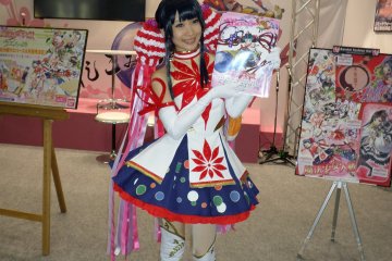 <p>A model introduces an anime series to attendees at AnimeJapan 2014.</p>