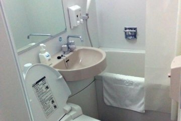 <p>ห้องน้ำมีมาตรฐานกับห้องอาบน้ำฝักบัวและชักโครกที่&nbsp;Comfort Hotel Akita ข้างๆสถานีรถไฟ</p>