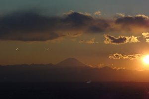 Pemandangan menakjubkan dari Gunung Fuji saat senja