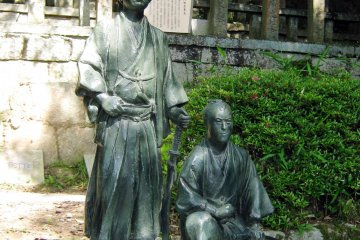 <p>Statues of Ryoma Sakamoto and Shintaro Nakaoka, two heroes in Japanese history</p>