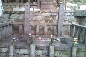 <p>หลุมฝังศพของ Ryoma Sakamoto และเพื่อนที่ดีที่สุดของเขาชินทาโร Nakaoka พวกเขาเป็นซามูไรจาก Tosa (ปัจจุบันชิ) พยายามที่จะปฏิรูปประเทศญี่ปุ่นและถูกลอบสังหารด้วยกันในคืนวันที่ 10 ธันวาคม 1867 หนึ่งเดือนก่อนที่จะฟื้นฟูเมจิเกิดขึ้นที่โอมิยะโรงแรมในเกียวโต เขามีอายุ 31 ปี</p>