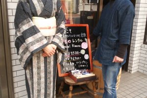 พนักงานที่ร้านคุราชิกิ กิโมโน โคมาจิ: ทางขวามือคือคุณคิคุจิที่พูดภาษาอังกฤษได้อย่างคล่องแคล่ว ทางซ้ายมือคือเจ้าของร้านและนักออกแบบ คุณเทราโอะ