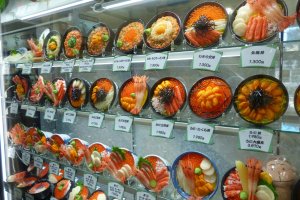 ภาพตัวอย่างเมนูอาหารทะเลตามร้าน ราคาตั้งแต่ 1,300 - 3,670 เยน