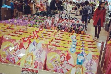 <p>เทศกาลLucky Bag จะมีถุงสินค้าหลากหลายราคาให้เลือกสรร ข้างในก็จะมีของที่คนซื้อต้องมาลุ้นเองว่าจะได้อะไร นี่จึงเป็นอีกสีสันหนึ่งของการช็อปปิ้งในเทศกาลปีใหม่ของชาวญี่ปุ่น</p>
