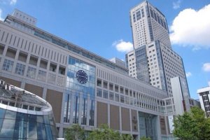 ห้างสรรพสินค้าชื่อดังหลากหลายแห่ง อาทิเช่น Daimaru, ESTA, Stella Place บริเวณใกล้กับสถานีรถไฟ JR Sapporo