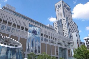 <p>ห้างสรรพสินค้าชื่อดังหลากหลายแห่ง อาทิเช่น Daimaru, ESTA, Stella Place บริเวณใกล้กับสถานีรถไฟ JR Sapporo</p>