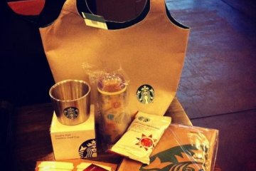 <p>กระเป๋าผ้าถุงขาวราคา 3,000 เยน ของ Starbuck&nbsp;</p>