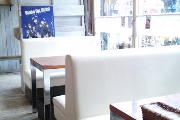 <p>The big windows let lots of light into the cafe.</p>