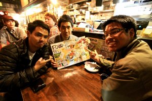 บรรยากาศภายในร้านกับผู้ร่วมขบวนการแผนกะเหรี่ยงลุยญี่ปุ่นทั้งสี่ สามคนอยู่ในรูปอีกคนอยู่หลังกล้อง