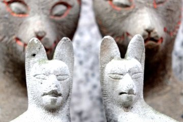 <p>An interesting combination of large and small fox statues</p>