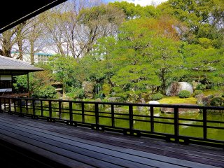 Phía trước tòa nhà chính Rinchi-tei là ao vườn
