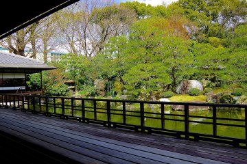 <p>Rinchi-tei Hall facing a pond garden</p>