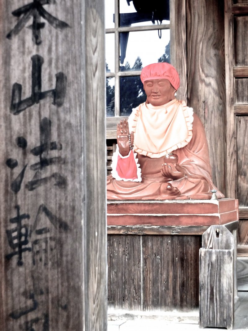 <p>Kokuzo Bodhisattva&nbsp;greeting visitors to the temple</p>