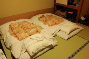 ที่นอนฟูกบนเสื่อทาทามิแบบวิถีชีวิตของชาวญี่ปุ่นแท้ๆ