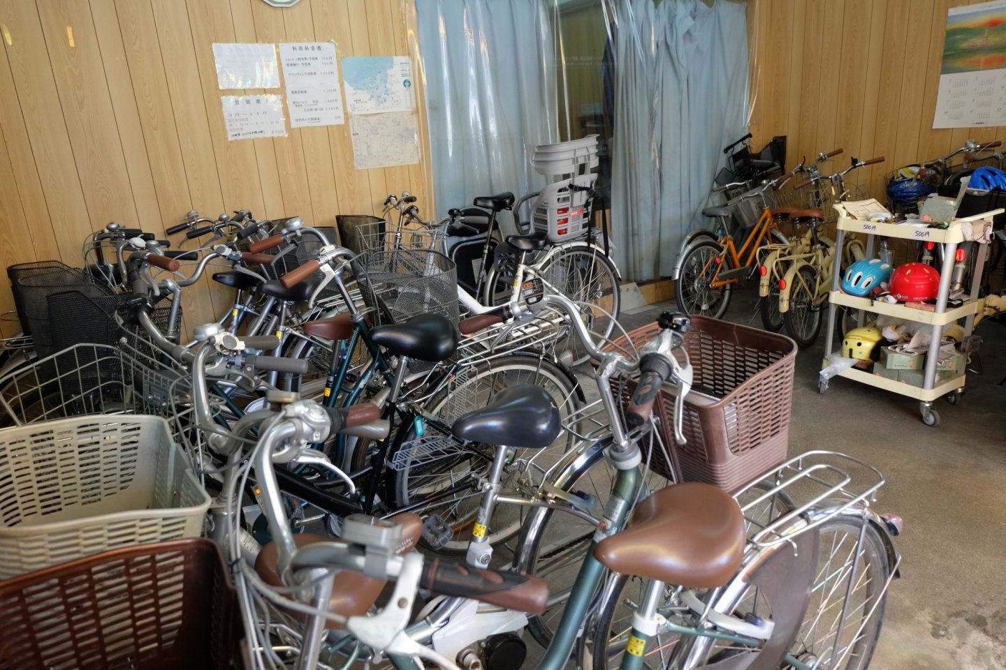 ทางร้านจักรยานให้เลือกหลายแบบ ราคาขึ้นอยู่กับประเภทของจักรยาน สนนราคาถูกมากๆ 