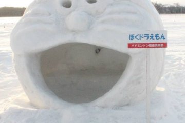 <p>รูปปั้นหิมะโดราเอม่อนตอนกลางวัน</p>