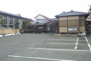 It&#39;s a slightly old-style building - look out for the tanuki statue in the far corner of the parking area.