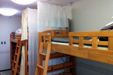 <p>เตียง 2 ชั้นในหอหญิงนอนรวม</p>