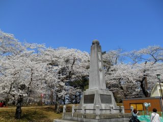 Monumen perdamaian di Taman Kastil Funaoka