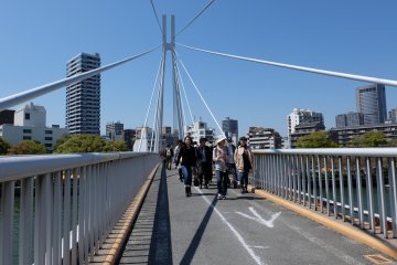 <p>ออกจากสถานีรถไฟ เดินมาราวๆสิบนาทีจะเจอสะพานข้ามแม่น้ำโยโดเพื่อไปยังโรงกษาปณ์</p>