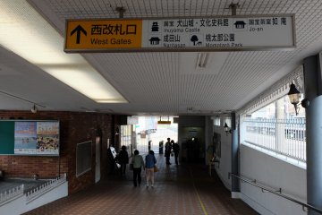 <p>นั่งรถไฟ Meitetsu สาย Inuyama จากสถานี Nagoya และลงสถานี Inuyamayuen</p>