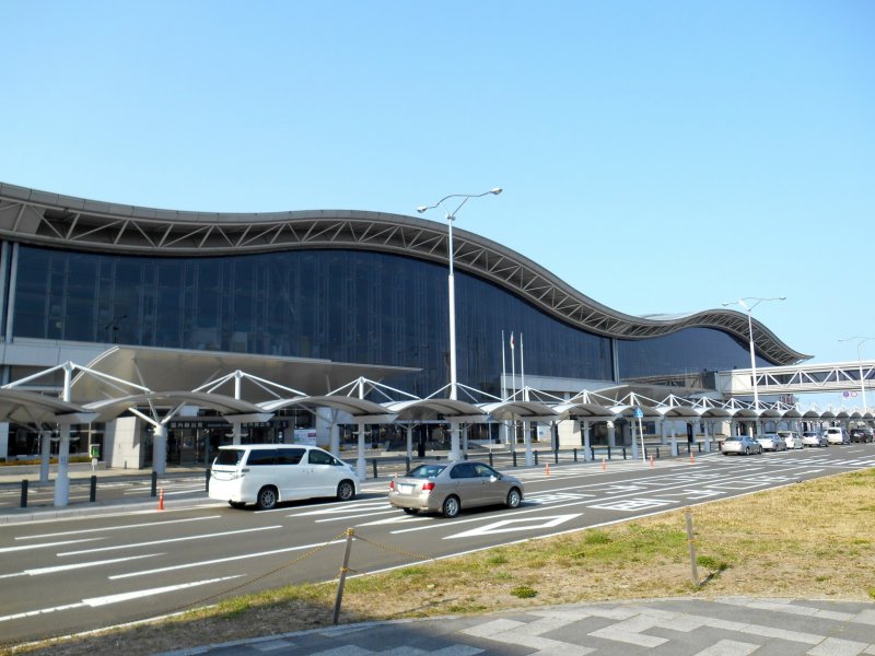 센다이 공항의 유선형 아름다운 터미널 건물