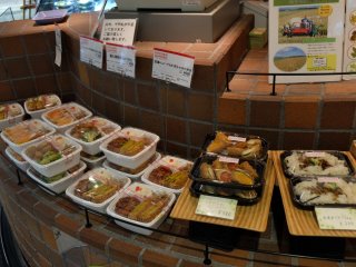 มีชุดอาหารกลางวันราคาประหยัดให้เลือกมากมาย ตกกล่องละ 350-600 เยน