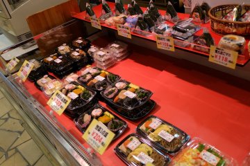 <p>มีชุดอาหารกลางวันราคาประหยัดให้เลือกมากมาย ตกกล่องละ 350-600 เยน</p>