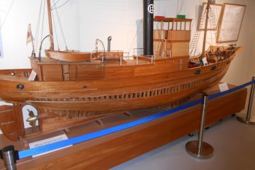 <p>Steam-powered wooden whaling boat</p>