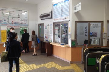<p>The small vestibule before the ticket gates</p>