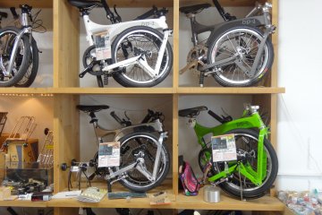 <p>ในร้านเต็มไปด้วยจักรยานทุกรูปแบบ และที่ทางร้านเน้นมากๆ คือจักรยานพับได้ ซึ่งมีอยู่มากมายหลายยี่ห้อ</p>