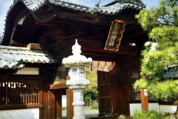 Вход в храм Мацуяма