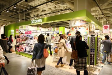 <p>Meet the 300 yen store</p>