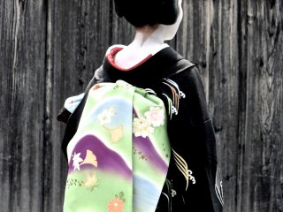 Người phụ nữ duyên dáng trong kimono đang dạo qua quần thể đền
