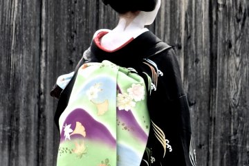 <p>This lovely woman in kimono was strolling through the temple complex</p>