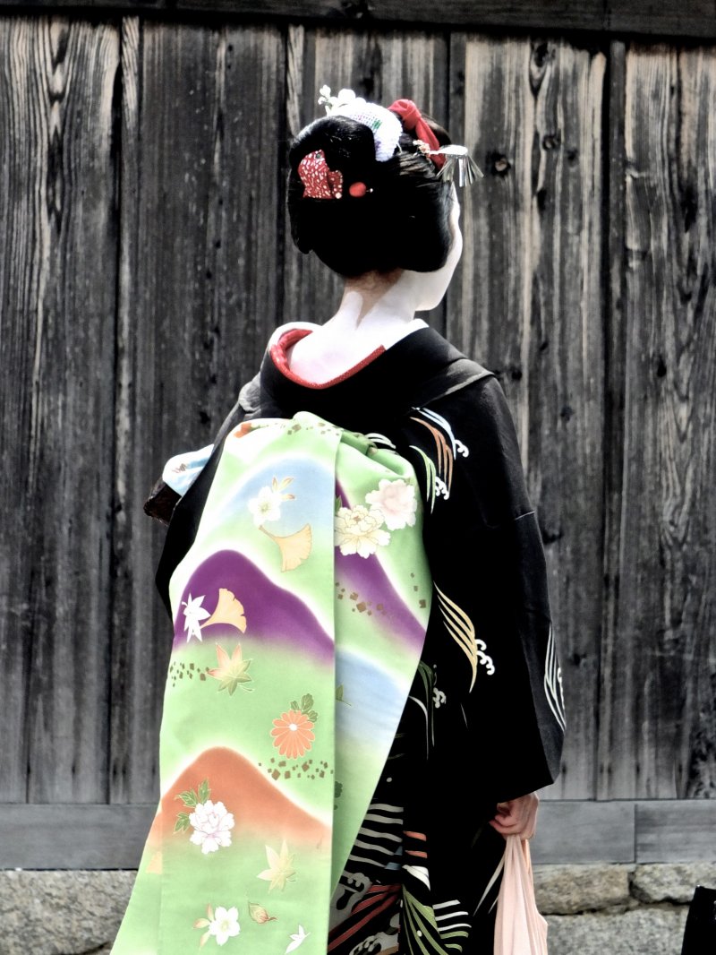 사찰 단지를 통해 산책하던 기모노을 입은 아름다운 여성분