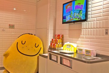 While waiting for your hot snack order, you can watch an informative video on Calbee potato farm and potato processing. The large potato pillow mascot is a big hit among children. Free hugs!