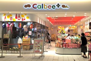 Calbee+ terletak di lantai 2 Pusat Perbelanjaan Diver City di pusat kota Odaiba