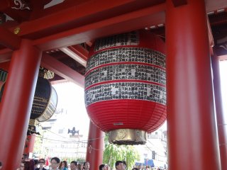 โคมไฟญี่ปุ่นขนาดยักษ์ที่ประตูคามินาริ-มอน (Kaminari-mon) หรือประตูสายฟ้า