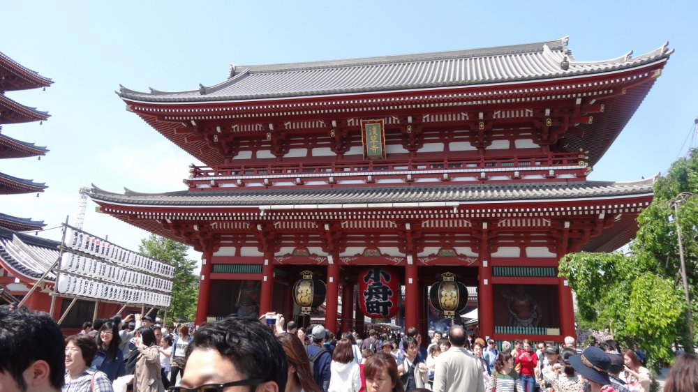 ประตูคามินาริ-มอน (Kaminari-mon) หรือประตูสายฟ้า