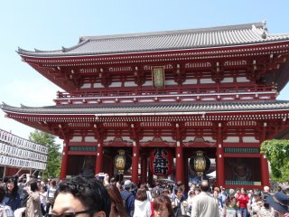 ประตูคามินาริ-มอน (Kaminari-mon) หรือประตูสายฟ้า
